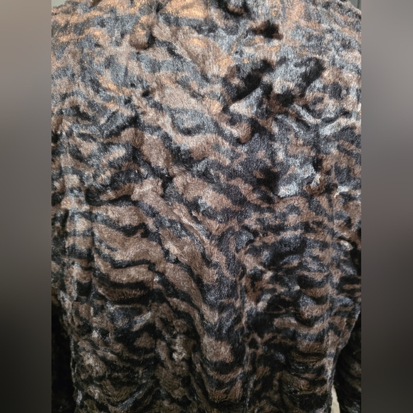 Cabi Faux Fur Minka Animal Print Coat Brown Black Medium Bracelet Length Sleeves - Picture 8 of 11